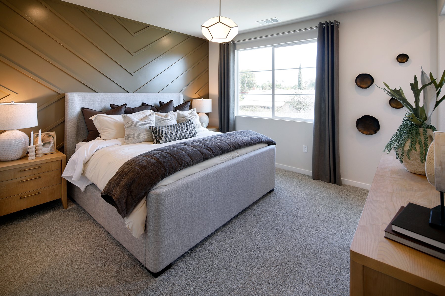 A bedroom with a bed and a desk.