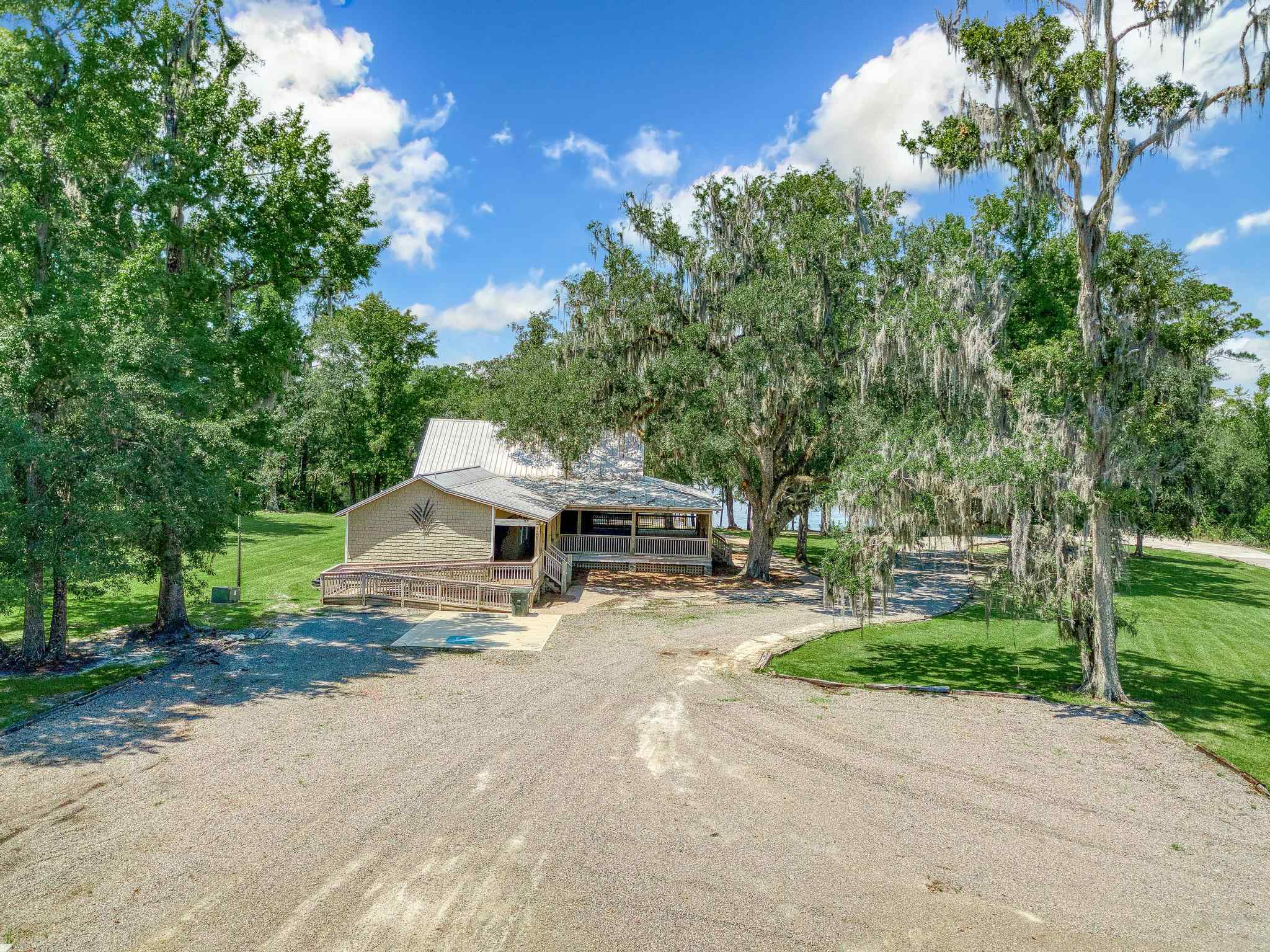 A dirt road leading to a building.