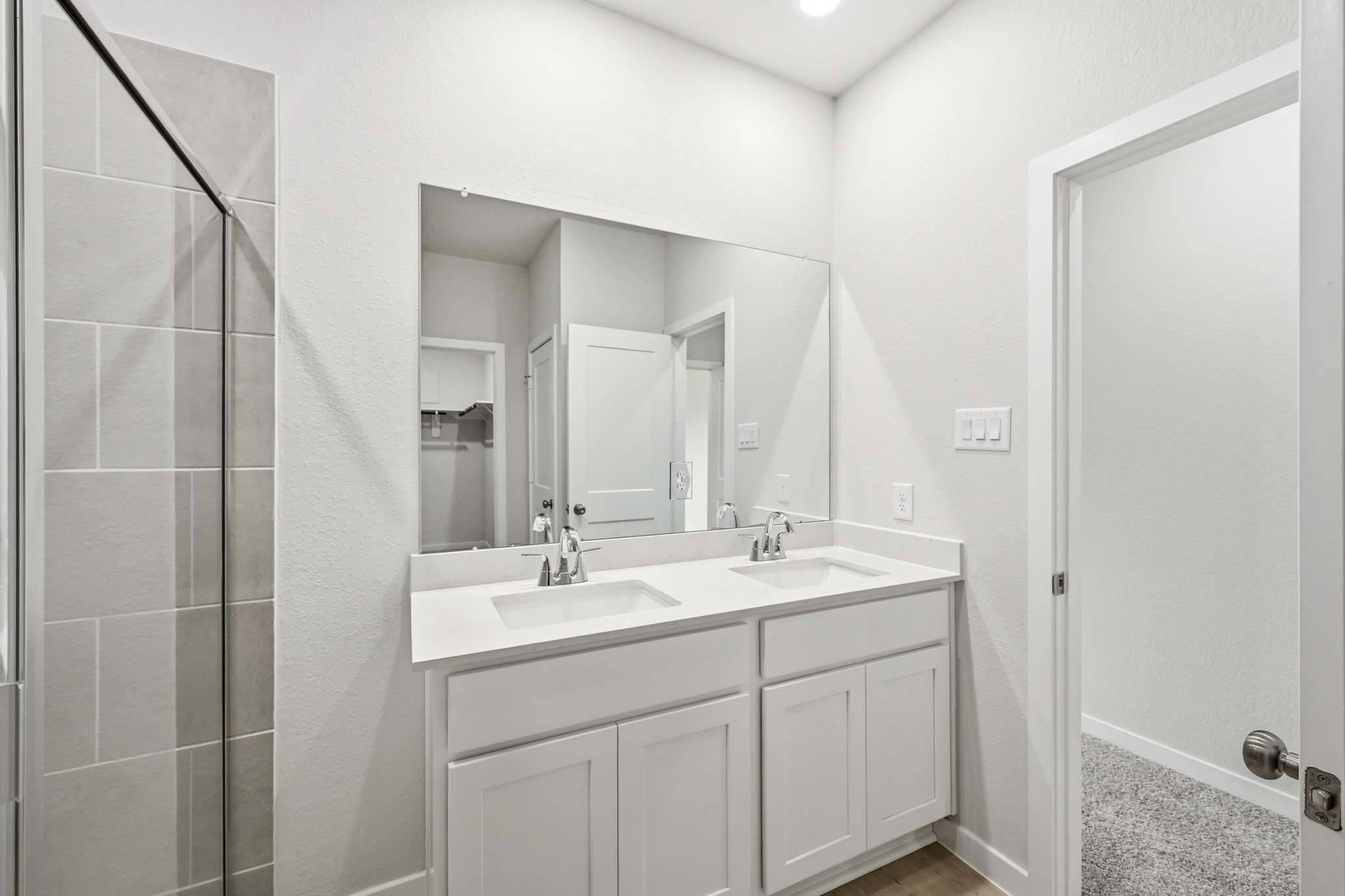 A bathroom with a sink and a mirror.
