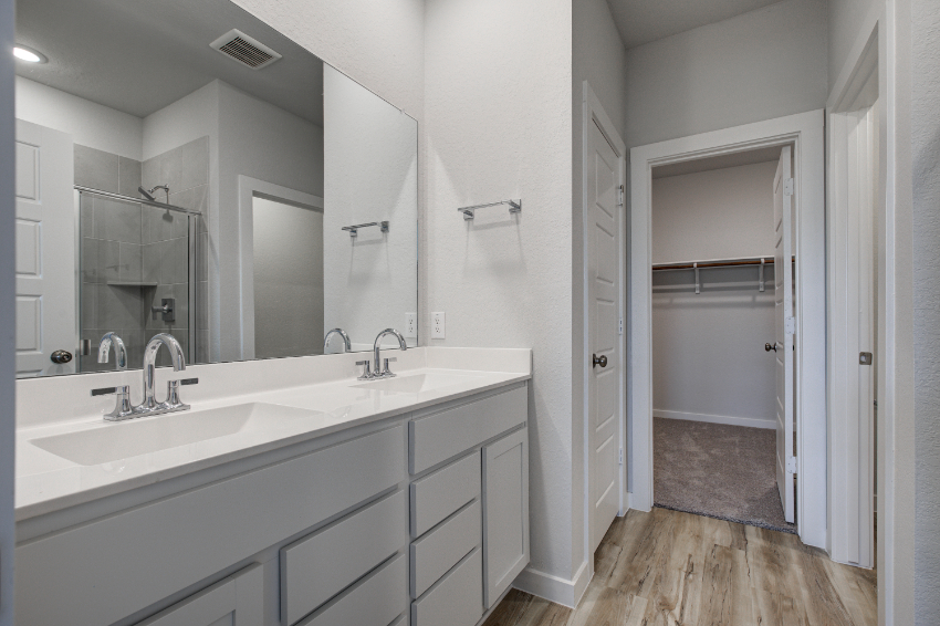 A bathroom with a sink and a mirror.